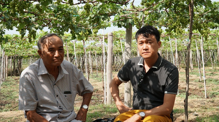 Mr. Nguyen Van Moi (left)